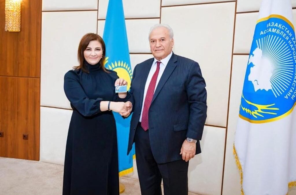 Нарине Надировой вручено удостоверение члена Ассамблеи народа Казахстана