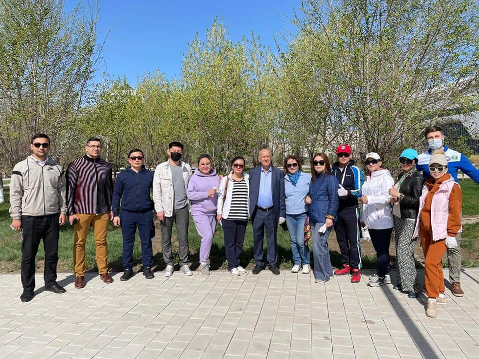 Члены Ассамблеи народа Казахстана посадили более 500 саженцев яблони в столице страны по инициативе Аладина Мустафаева