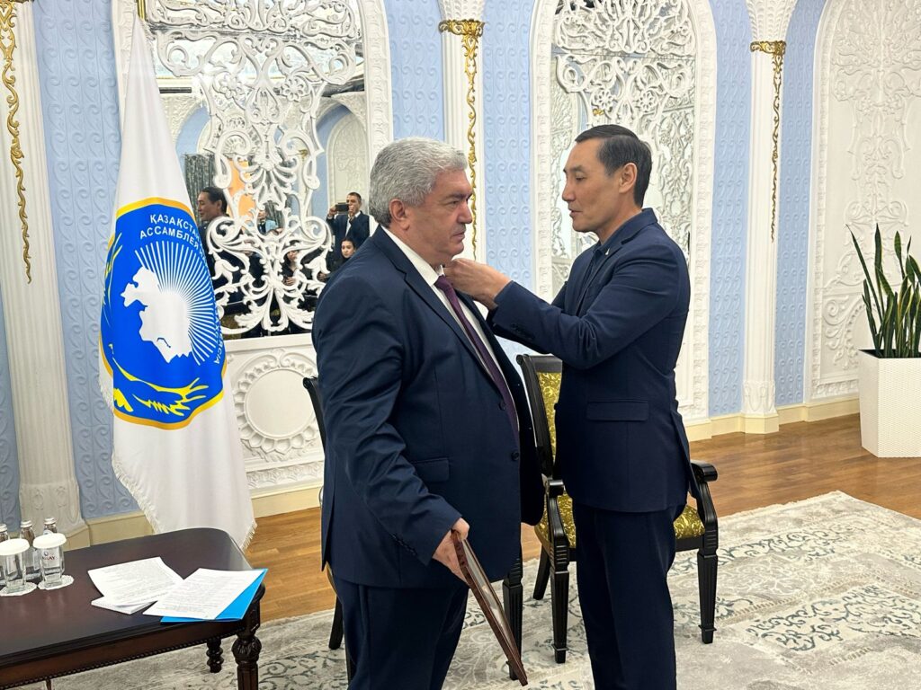 Азиз Зияевич был награждён Благодарностью Президента Республики Казахстан и нагрудным знаком "Алтын Барыс"